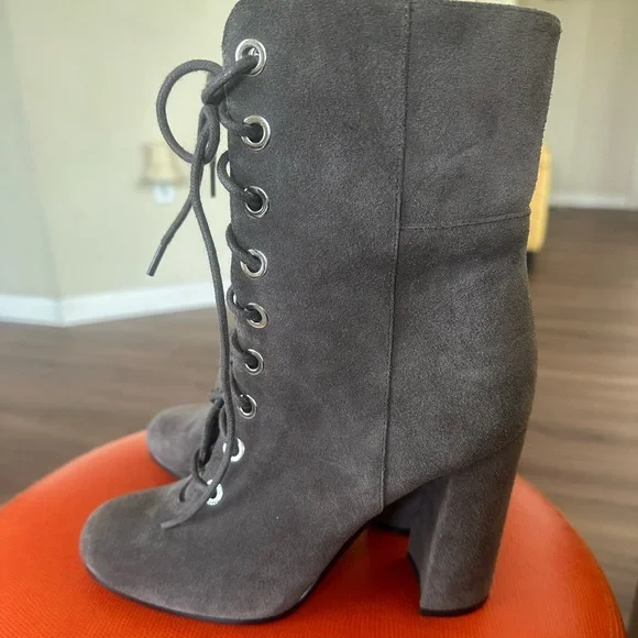 Booties 👢 - Picture 3 of 5